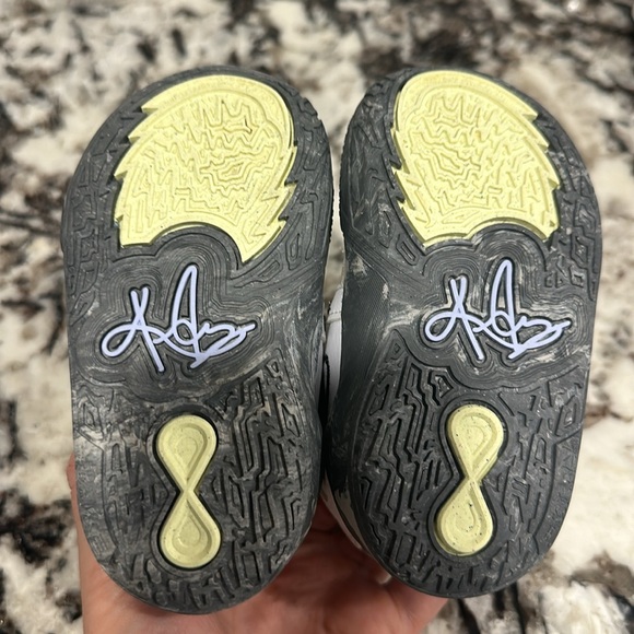 Nike KYRIE size 6C - Picture 4 of 4